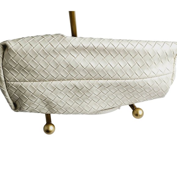 Vera New York Heather Woven Crossbody Cream in a V - Picture 9 of 12